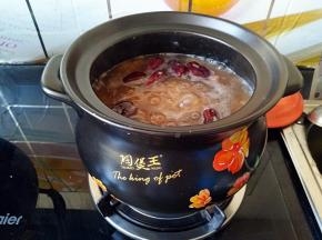 煮至粘稠的时候放入红糖，再煮至红糖完全融化，然后关火盖好盖子再焖五分钟就可以了。