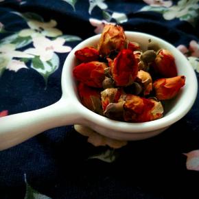 准备一小碗干玫瑰花。