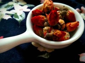 准备一小碗干玫瑰花。