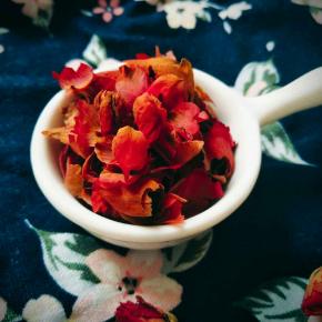 去掉玫瑰花蒂，只留玫瑰花瓣