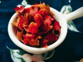 去掉玫瑰花蒂，只留玫瑰花瓣