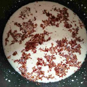 锅里放入主料中所有的材料，玫瑰花粉倒一半