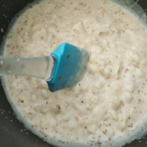 小火加热，边加热边搅拌以防止结底