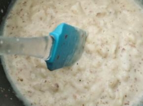 小火加热，边加热边搅拌以防止结底