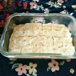 熬煮浓稠以后放入方形的碗里。冰箱冷藏三个小时左右。然后取出切小块