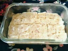 熬煮浓稠以后放入方形的碗里。冰箱冷藏三个小时左右。然后取出切小块