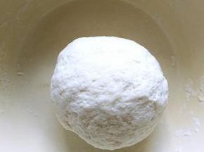 面粉加水和成较软的面团，放在一边醒面。
