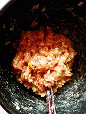 肉馅儿中加入少许清水搅拌，然后再加入葱花，姜末，花椒粉，盐，味精，植物油，最后加入酱油，搅打上劲儿。