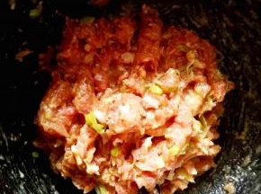 肉馅儿中加入少许清水搅拌，然后再加入葱花，姜末，花椒粉，盐，味精，植物油，最后加入酱油，搅打上劲儿。