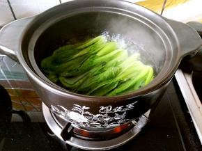 水开之后放入小油菜汆烫。