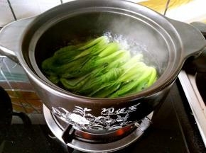 水开之后放入小油菜汆烫。