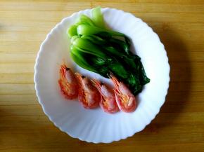 油菜烫好之后再煮虾，我图省事儿用的冻虾。