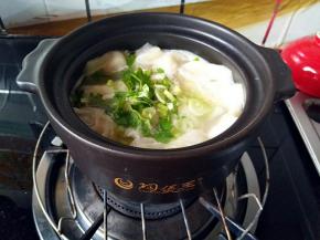 馄饨煮熟后，加入少许盐，味精和白胡椒粉，撒上葱花和香菜末拌一下。