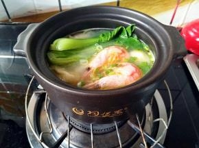关火，把小油菜和虾摆放好。
