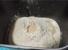 将面团原料放入面包机桶中，启动和面程序。