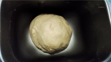 取出搅拌叶，面团放入面包机中，盖上盖，室内进行基础发酵。