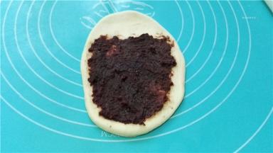 翻面后再次整理成长方形放入豆沙馅。