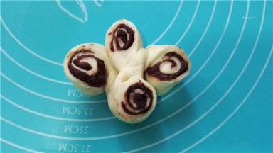 将每一个小圆形翻开，切面向上，中间两个摆开两边交错整理成四个花瓣状。