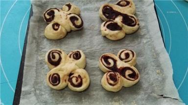 烤盘垫油纸放在上面用手轻压一下扁一点，不至于发酵完成会很鼓。送入微波炉中进行最后发酵。