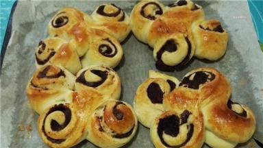 送入预热180度的烤箱，中层，上下火，16分钟左右。