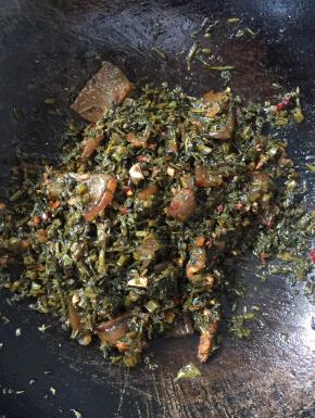 放入闭风儿菜翻炒片刻！




