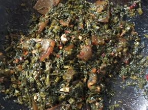 放入闭风儿菜翻炒片刻！




