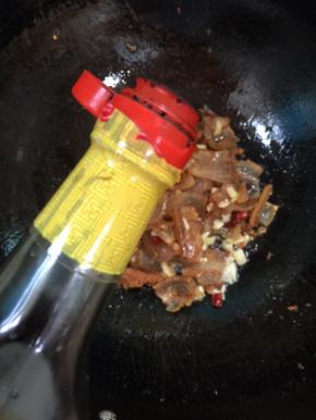 倒入适量酱油翻炒均匀！




