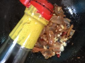 倒入适量酱油翻炒均匀！




