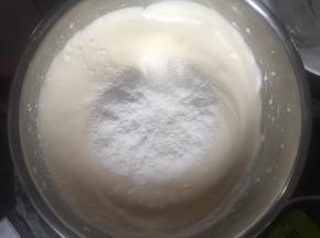 分次筛入面粉，用切拌的方式