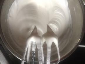 分三次加糖到蛋清中，打到干性发泡