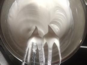 分三次加糖到蛋清中，打到干性发泡