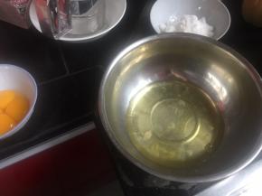 蛋黄和蛋清分开放入无油无水的盆中，蛋清中加入几滴柠檬汁