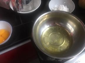 蛋黄和蛋清分开放入无油无水的盆中，蛋清中加入几滴柠檬汁