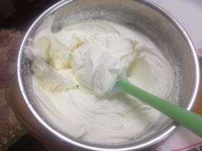 雀巢淡奶油加十分之一的糖打发到裱花状态，放入裱花袋