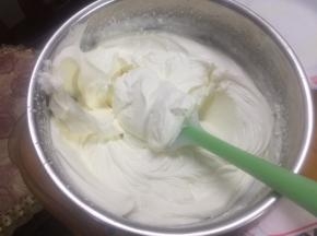 雀巢淡奶油加十分之一的糖打发到裱花状态，放入裱花袋