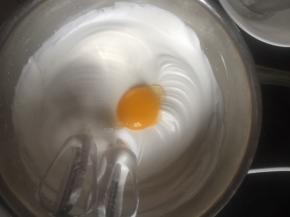 一次加一个蛋黄打匀