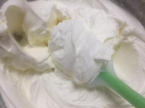 淡奶油加十分之一的糖打发到裱花状态，放入裱花袋