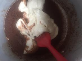 挖两勺面糊到巧克力液中，拌匀