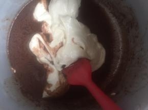 挖两勺面糊到巧克力液中，拌匀