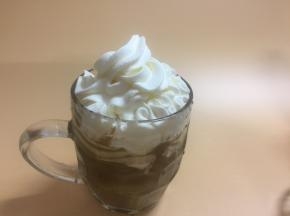 咖啡倒人玻璃杯，奶油直接挤在咖啡上，多挤一点好吃