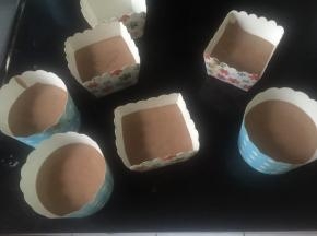 倒入蛋糕模中，八分满，放入预热好的烤箱160度烤25-30分钟