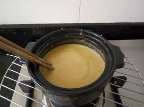 快结束时，关火，加入奶油，搅拌均匀，放上蘑菇片装饰即可。