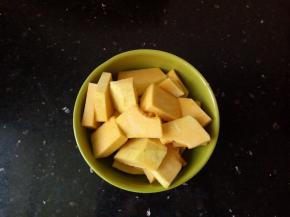 切去外皮，切小块。