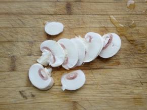 蘑菇洗净，切片。