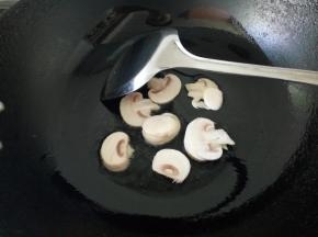 中小火，蘑菇煎至两面金黄，盛出备用。