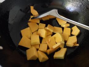 留底油，加入南瓜块翻炒几下。
