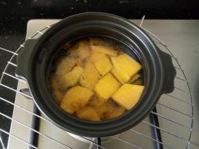 炒好的南瓜加入碗煲砂锅，加适量开水。