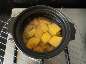 炒好的南瓜加入碗煲砂锅，加适量开水。