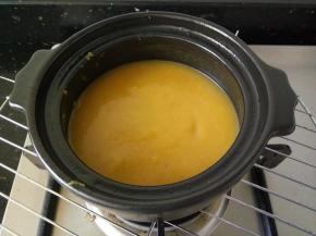 南瓜煮软以后，用料理机打成泥，再倒回砂锅中，加入刚才煮南瓜的水，盐和黑胡椒粉，边搅拌边加热，至喜欢的浓稠度。