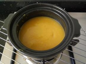 南瓜煮软以后，用料理机打成泥，再倒回砂锅中，加入刚才煮南瓜的水，盐和黑胡椒粉，边搅拌边加热，至喜欢的浓稠度。